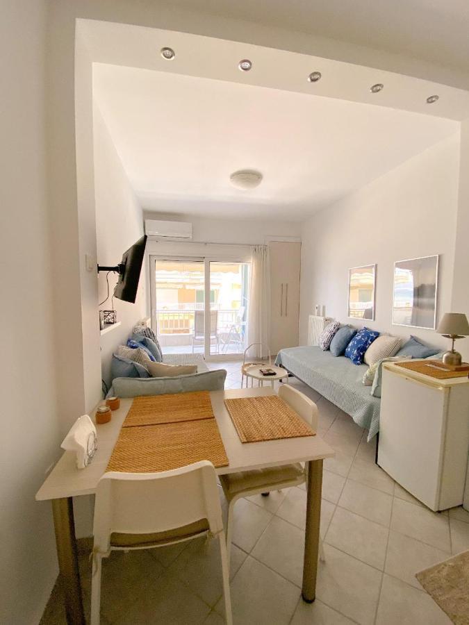 Apartment A Wonderful In Front Of The Sea! Peraía